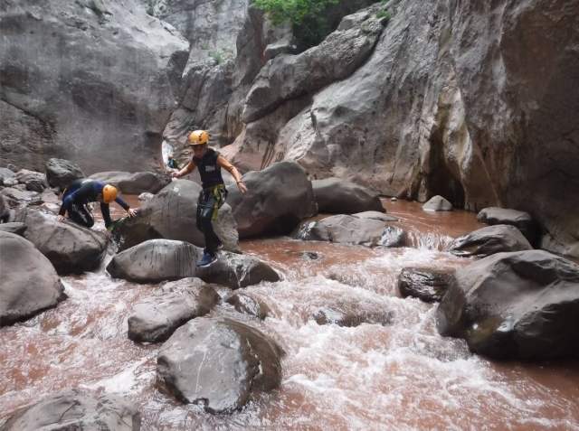  Peque dans le ravin de Selva de Oza 